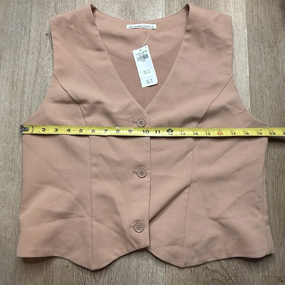 Abercrombie & Fitch Vest Women's L Beige  V-Neck Sleeveless‎ Button Preppy NWT